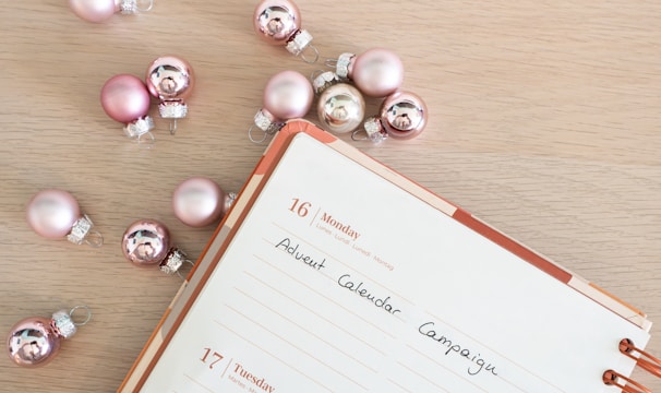 A calendar marked with daily reward icons glowing on each date.